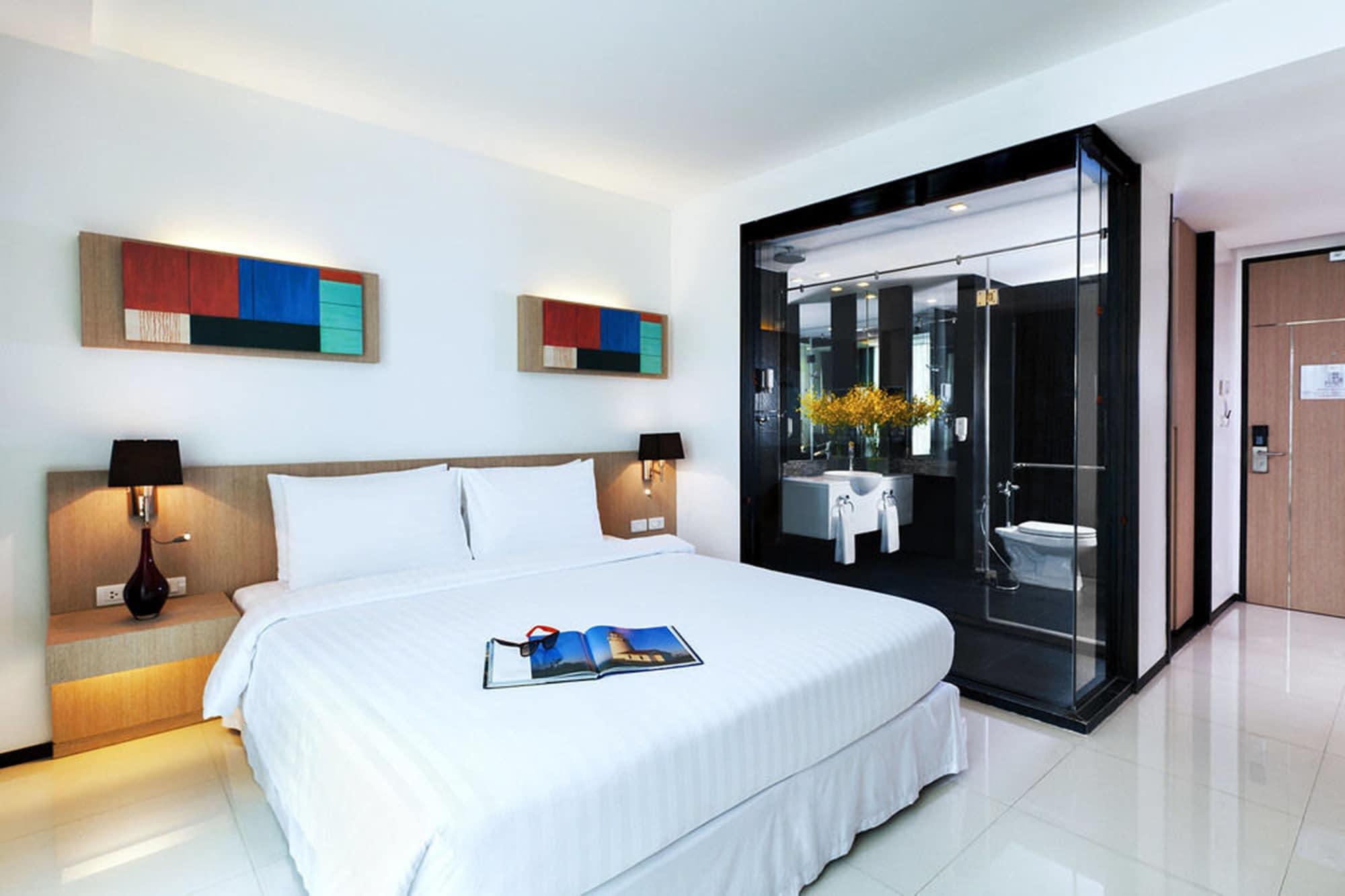 Vic 3 Bangkok Hotel Exterior photo