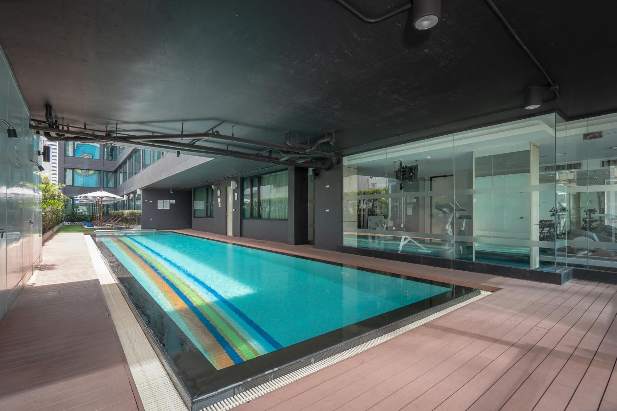 Vic 3 Bangkok Hotel Exterior photo